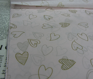 Бумага тишью с принтом в сердечки (розовый,50*70см,минимальный заказ от28 листов)